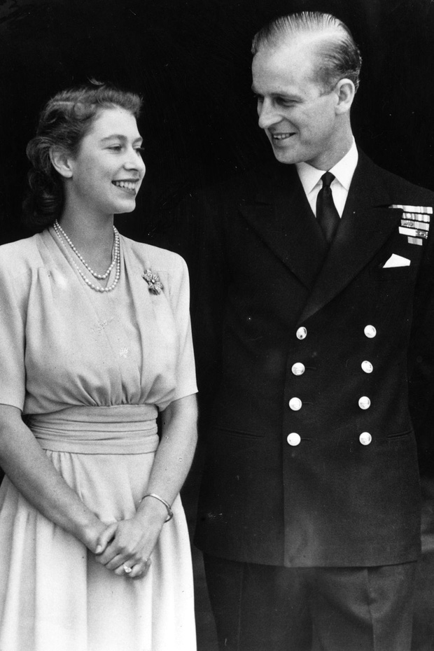 Nhìn lại những khoảnh khắc đẹp nhất của Hoàng thân Philip và Nữ hoàng Anh: Chuyện tình đôi đũa lệch cùng cuộc hôn nhân bền vững hơn 70 năm - Ảnh 1.
