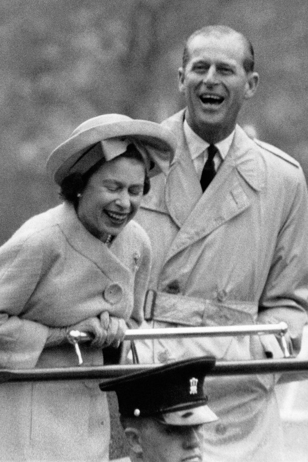 Nhìn lại những khoảnh khắc đẹp nhất của Hoàng thân Philip và Nữ hoàng Anh: Chuyện tình đôi đũa lệch cùng cuộc hôn nhân bền vững hơn 70 năm - Ảnh 13.