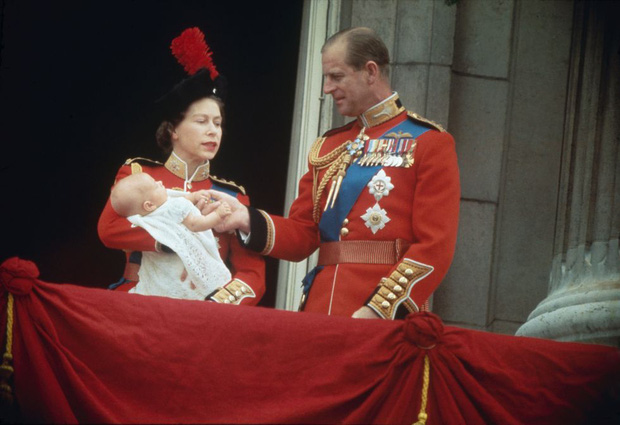 Nhìn lại những khoảnh khắc đẹp nhất của Hoàng thân Philip và Nữ hoàng Anh: Chuyện tình đôi đũa lệch cùng cuộc hôn nhân bền vững hơn 70 năm - Ảnh 15.