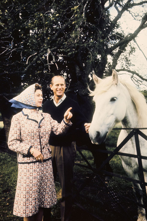 Nhìn lại những khoảnh khắc đẹp nhất của Hoàng thân Philip và Nữ hoàng Anh: Chuyện tình đôi đũa lệch cùng cuộc hôn nhân bền vững hơn 70 năm - Ảnh 16.