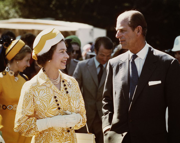Nhìn lại những khoảnh khắc đẹp nhất của Hoàng thân Philip và Nữ hoàng Anh: Chuyện tình đôi đũa lệch cùng cuộc hôn nhân bền vững hơn 70 năm - Ảnh 21.
