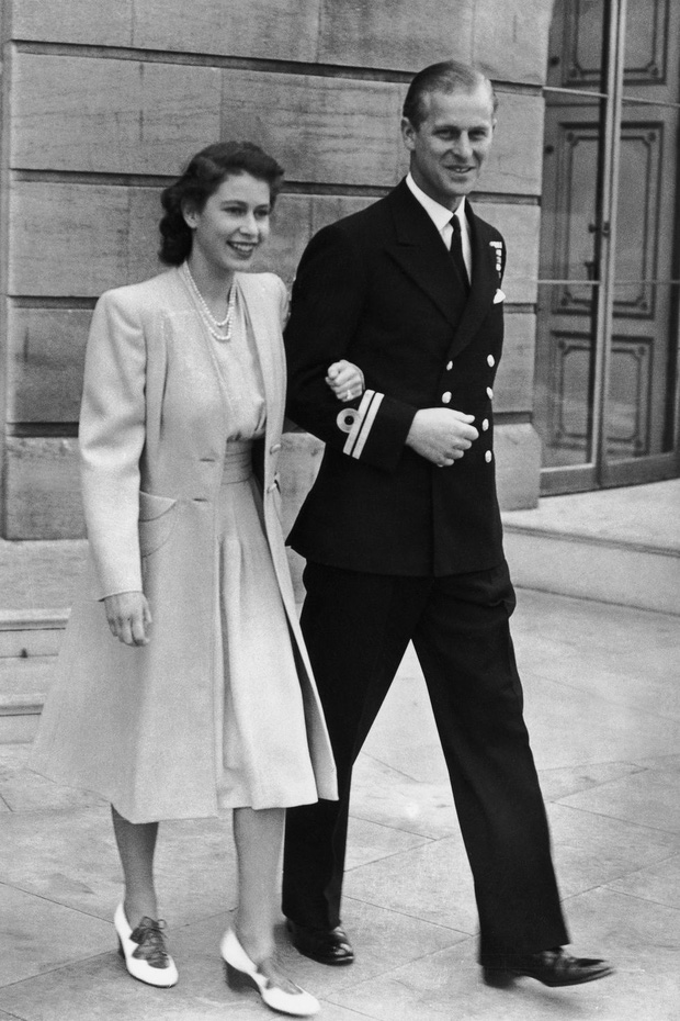 Nhìn lại những khoảnh khắc đẹp nhất của Hoàng thân Philip và Nữ hoàng Anh: Chuyện tình đôi đũa lệch cùng cuộc hôn nhân bền vững hơn 70 năm - Ảnh 2.
