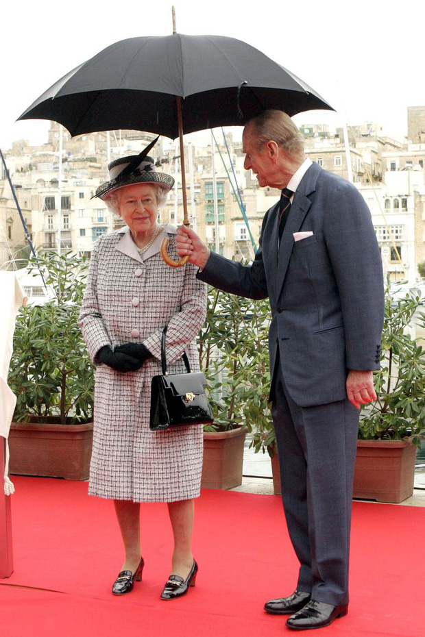 Nhìn lại những khoảnh khắc đẹp nhất của Hoàng thân Philip và Nữ hoàng Anh: Chuyện tình đôi đũa lệch cùng cuộc hôn nhân bền vững hơn 70 năm - Ảnh 25.