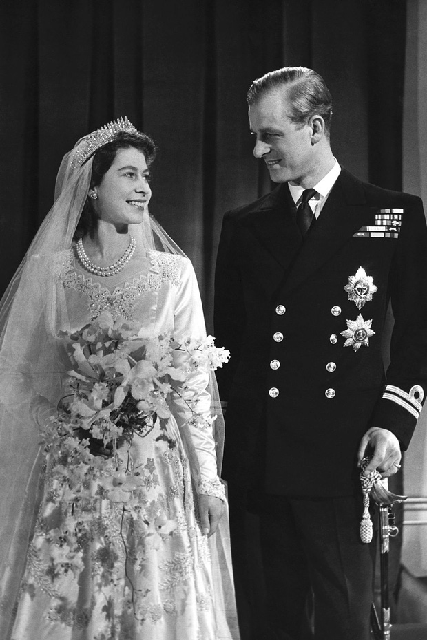 Nhìn lại những khoảnh khắc đẹp nhất của Hoàng thân Philip và Nữ hoàng Anh: Chuyện tình đôi đũa lệch cùng cuộc hôn nhân bền vững hơn 70 năm - Ảnh 3.