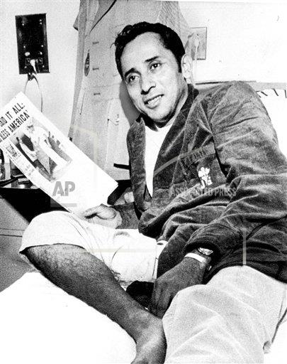 Everett Alvarez phát biểu trước công chúng và báo chí vào tháng Hai 1973 sau khi được trả tự dowebp
