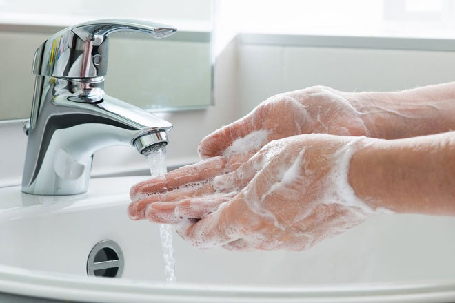Trong trường hợp không có xà phòng, dung dịch rửa tay khô là giải pháp thay thế phù hợp.