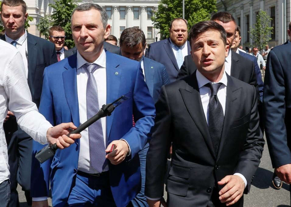Tổng thống Ukraine Volodymyr Zelensky (phải) và phụ tá thân cận Sergei Shefir hồi tháng 6 năm 2019. Ảnh: Reuters.